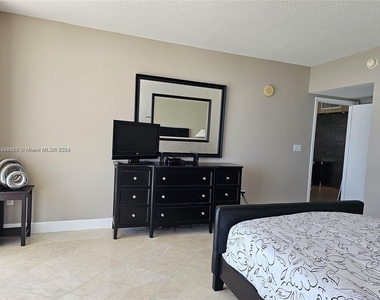 16699 Collins Ave - Photo Thumbnail 11