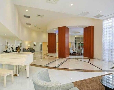 6301 Collins Ave - Photo Thumbnail 4