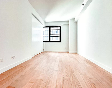 222 East 39th Street - Photo Thumbnail 2