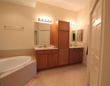 8422 Miramar Way - Photo Thumbnail 12