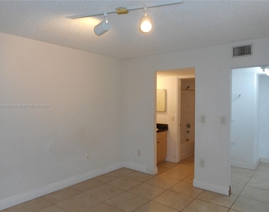 9982 Nob Hill Ln - Photo Thumbnail 4