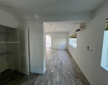 220 Collins Ave - Photo Thumbnail 8