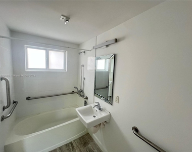 220 Collins Ave - Photo Thumbnail 6