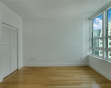 950 Brickell Bay Dr - Photo Thumbnail 30