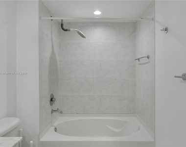 950 Brickell Bay Dr - Photo Thumbnail 32