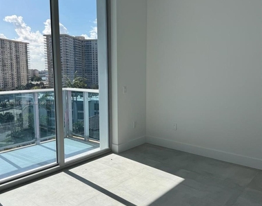 17550 Collins Avenue - Photo Thumbnail 3