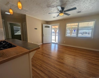 3645 Riverside Drive - Photo Thumbnail 4