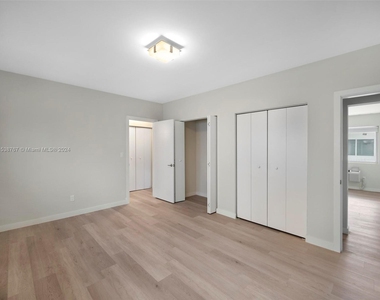 1535 Michigan Ave - Photo Thumbnail 12