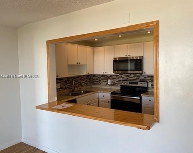 13499 Biscayne Blvd - Photo Thumbnail 3