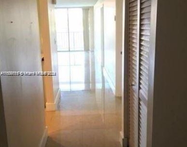 2625 Collins Ave - Photo Thumbnail 5