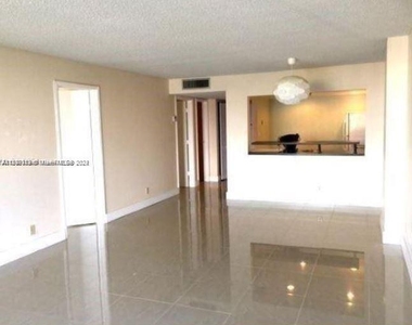 2625 Collins Ave - Photo Thumbnail 0