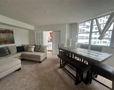 801 Brickell Bay Dr - Photo Thumbnail 4