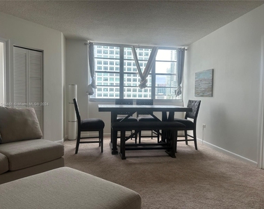 801 Brickell Bay Dr - Photo Thumbnail 5