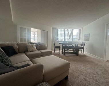 801 Brickell Bay Dr - Photo Thumbnail 14