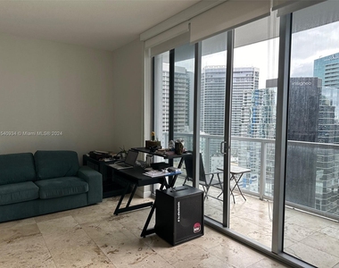 1060 Brickell Ave - Photo Thumbnail 3