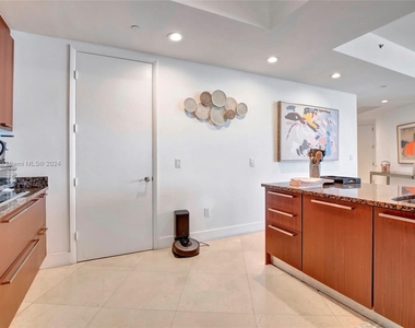 15811 Collins Ave - Photo Thumbnail 15