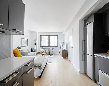 222 East 39th Street - Photo Thumbnail 0