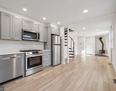 224 Greenwich St - Photo Thumbnail 6