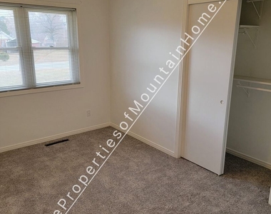 419 Locust St. - Photo Thumbnail 7