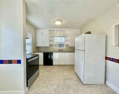 6152 Warren Avenue - Photo Thumbnail 9