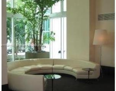 950 Brickell Bay Dr - Photo Thumbnail 4