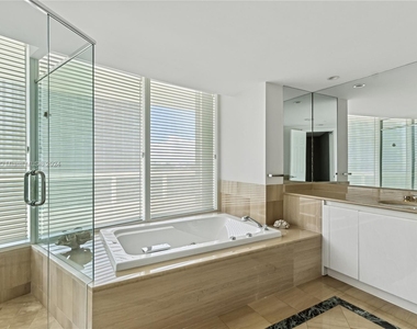 1643 Brickell Ave - Photo Thumbnail 10