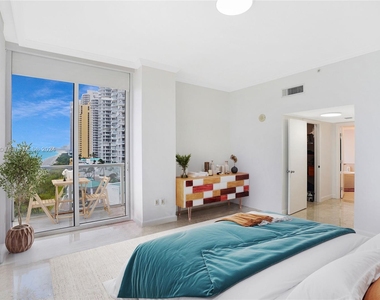 16699 Collins Ave Avail June 3rd - Photo Thumbnail 12