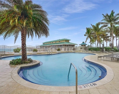 16699 Collins Ave Avail June 3rd - Photo Thumbnail 23