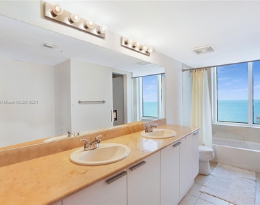 16699 Collins Ave Avail June 3rd - Photo Thumbnail 4