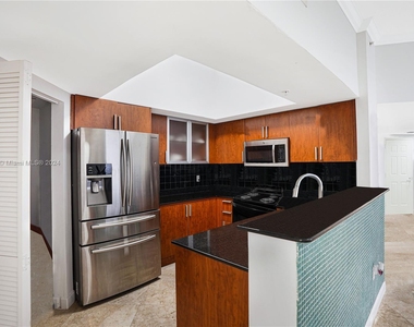 16699 Collins Ave Avail June 3rd - Photo Thumbnail 8