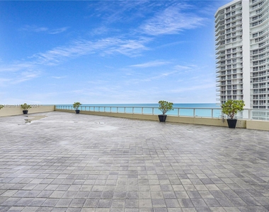 16699 Collins Ave Avail June 3rd - Photo Thumbnail 17