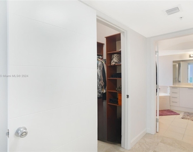 16699 Collins Ave Avail June 3rd - Photo Thumbnail 14