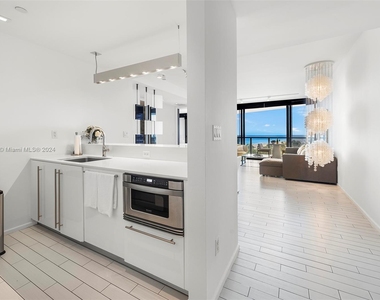 2201 Collins Ave - Photo Thumbnail 9