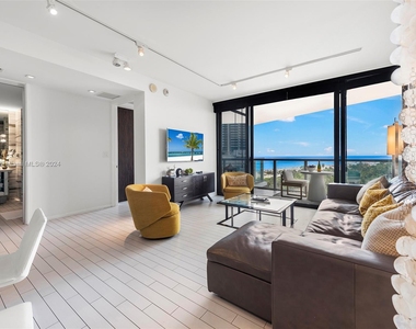 2201 Collins Ave - Photo Thumbnail 4