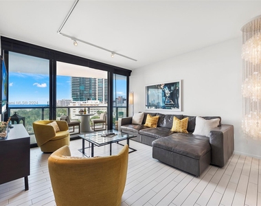 2201 Collins Ave - Photo Thumbnail 1