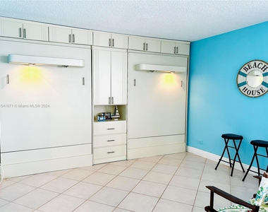 6039 W Collins Ave - Photo Thumbnail 10