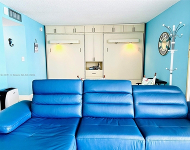 6039 W Collins Ave - Photo Thumbnail 12