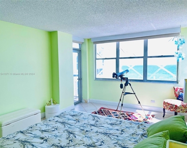 6039 W Collins Ave - Photo Thumbnail 16