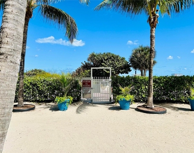 6039 W Collins Ave - Photo Thumbnail 35