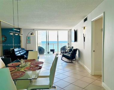 6039 W Collins Ave - Photo Thumbnail 4