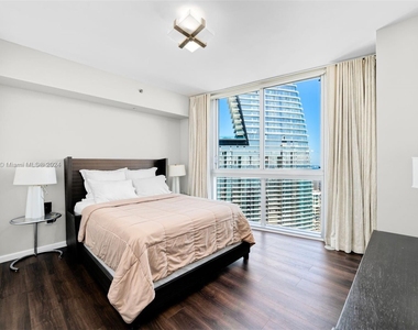 465 Brickell Ave - Photo Thumbnail 6