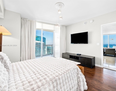 465 Brickell Ave - Photo Thumbnail 2