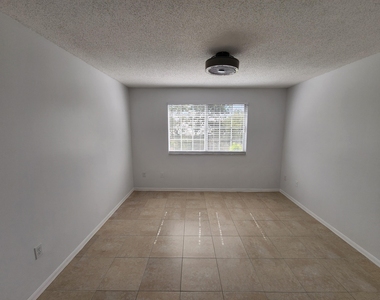 400 N Crestwood Court - Photo Thumbnail 10