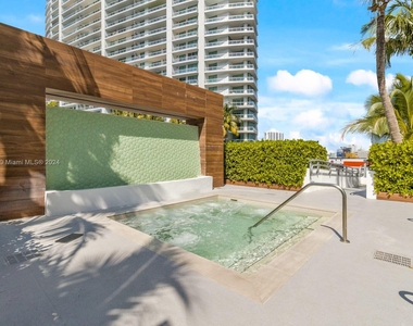 350 S Miami Ave - Photo Thumbnail 1