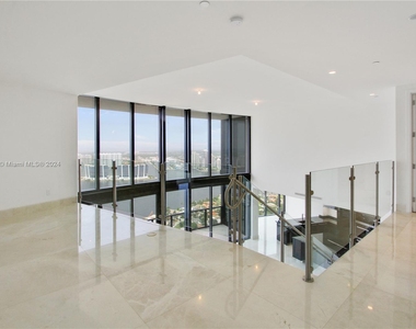 18555 Collins Ave - Photo Thumbnail 9