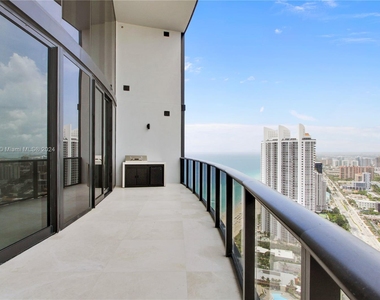 18555 Collins Ave - Photo Thumbnail 2