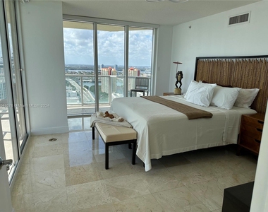 16699 Collins Ave - Photo Thumbnail 5