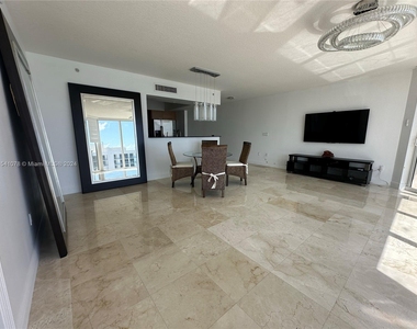 16699 Collins Ave - Photo Thumbnail 4