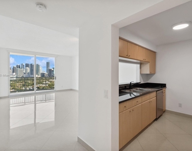 2475 Brickell Ave - Photo Thumbnail 6