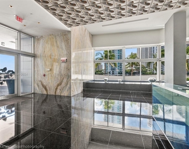 325 S Biscayne Blvd - Photo Thumbnail 12